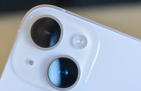 iPhone 15和15 Plus可能会重新设计大型相机