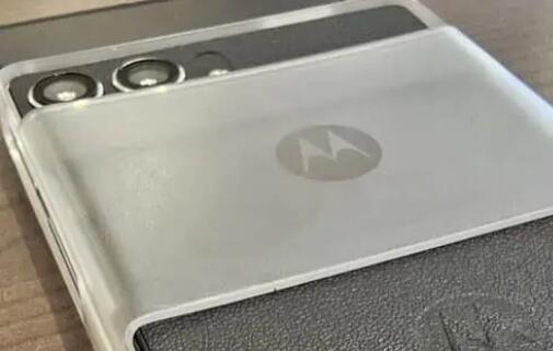 摩托罗拉 Rizr可卷曲概念手机在MWC 2023上打破封面