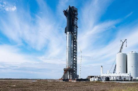 SpaceX 将尝试在周一发射有史以来最强大的火箭