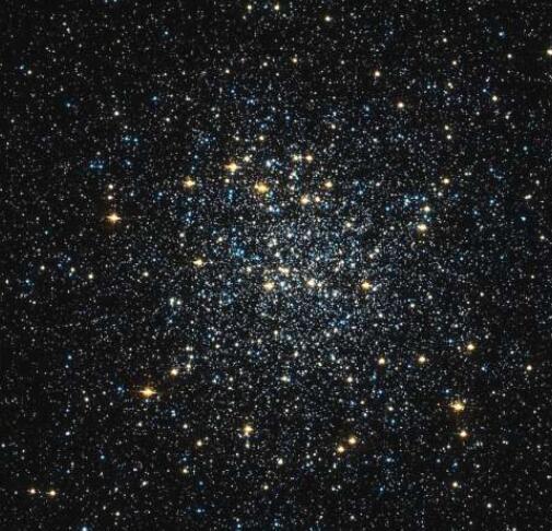 天文学家探索梅西耶92中的多个恒星群